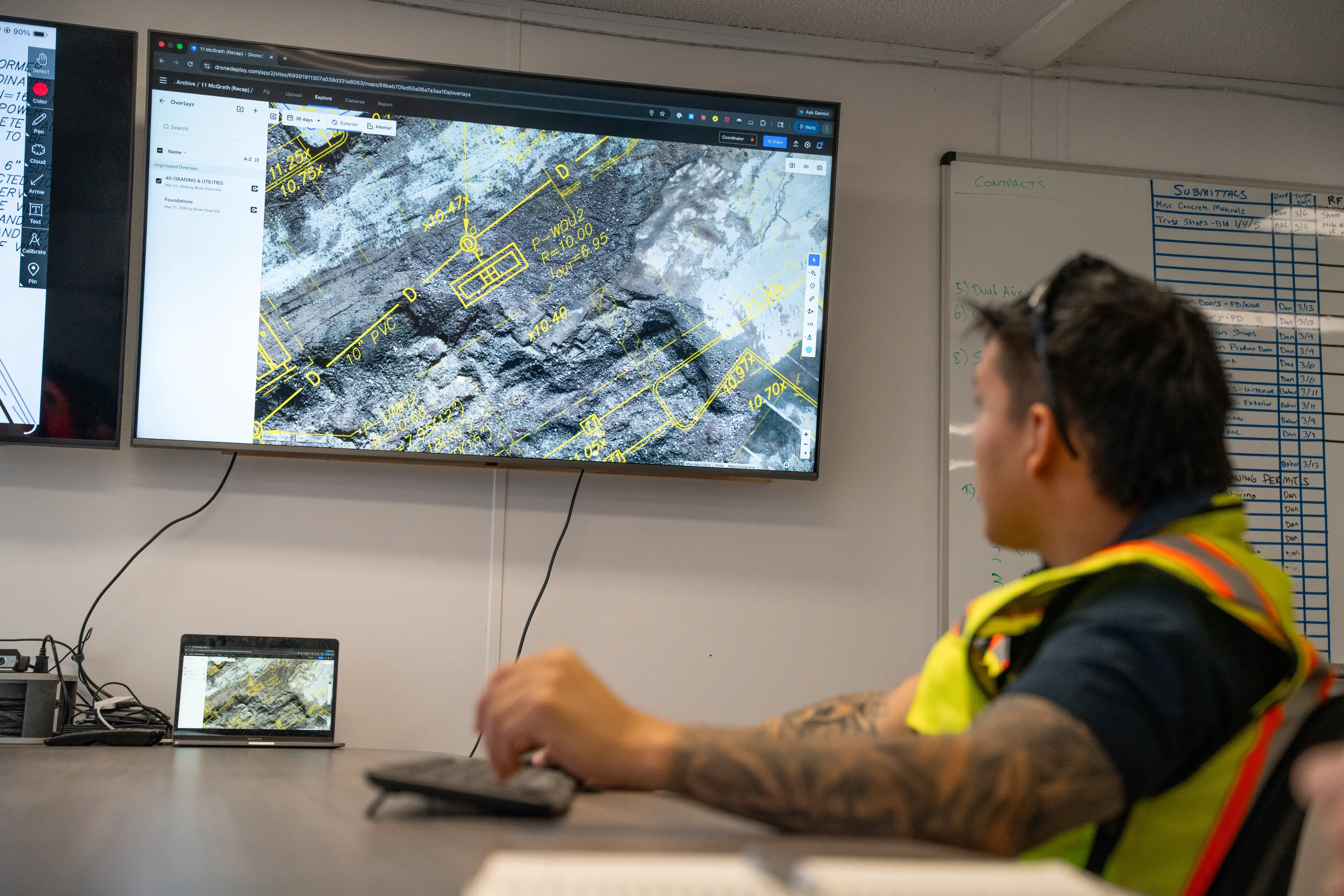 현장 순찰 중 모바일 기반 기록 워크플로우를 보여주는 DroneDeploy 이미지